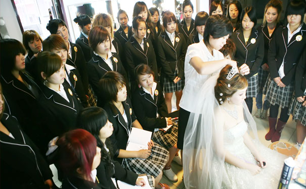 哈尔滨新娘盘发班招生_学期学费_学校地址