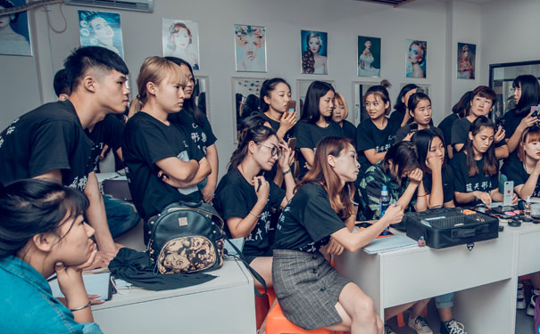 沧州蓝天化妆培训学校