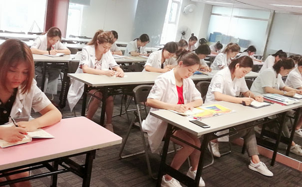 河源化妆学校哪个好 - 学费多少钱