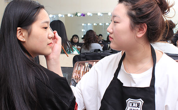 胶州化妆学校哪个好 - 学费多少钱 青岛德利丰化妆培训学校_青岛化妆培训班