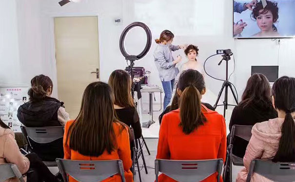 武汉花茜化妆培训学校