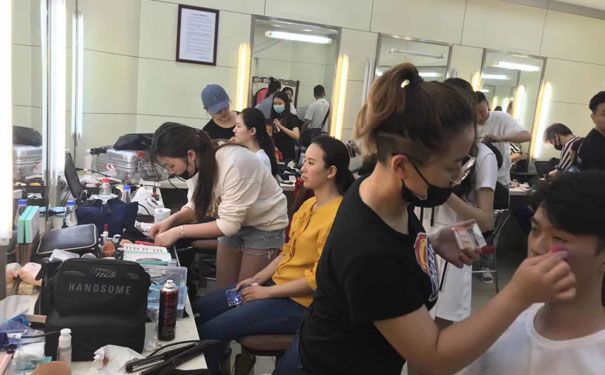 赤峰罗亚化妆培训学校