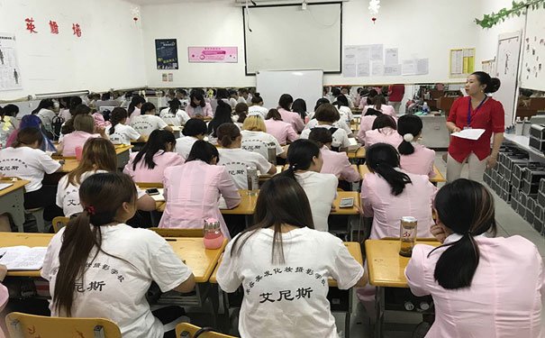 杭州余杭区学化妆哪里好_学费多少钱