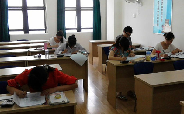 荆州学会计哪个学校好_学费多少钱