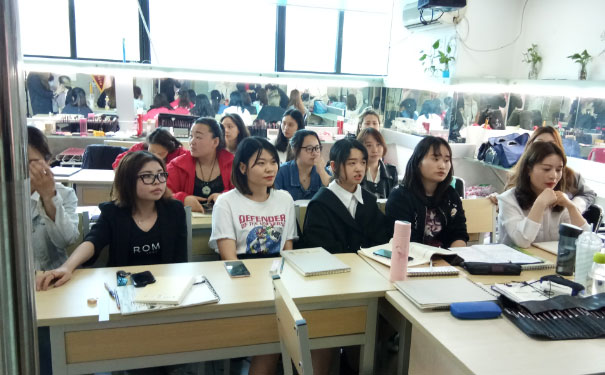 成都学化妆学校地址