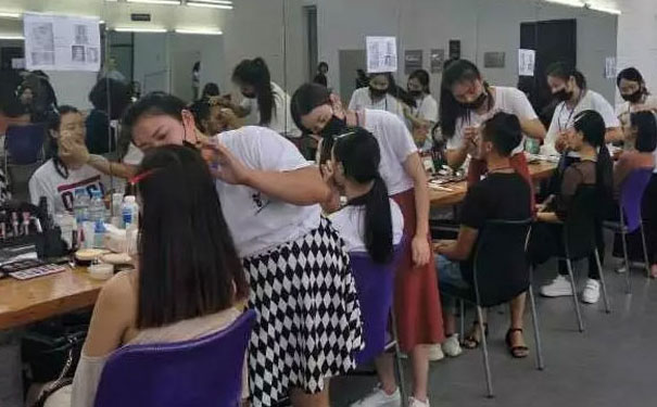 杭州学化妆的学校在哪里好