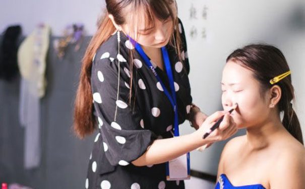 杭州学化妆多久时间