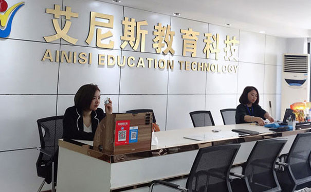 武汉学化妆去哪里学 