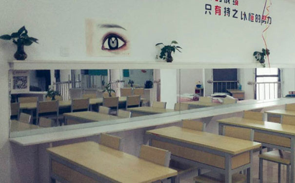 武汉学化妆学校哪里好