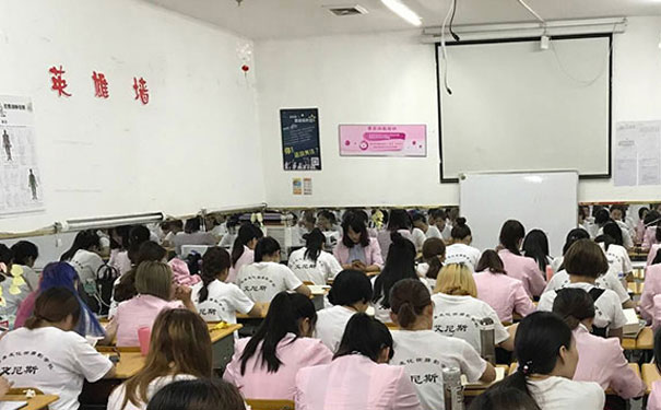 武汉学化妆美甲学校