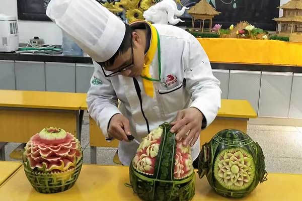 保定虎振厨师学校离哪个火车站近